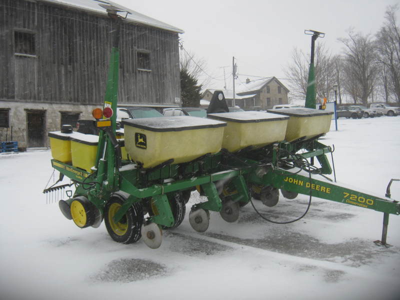 Planting Equipment  John Deere 7200 Planter Photo